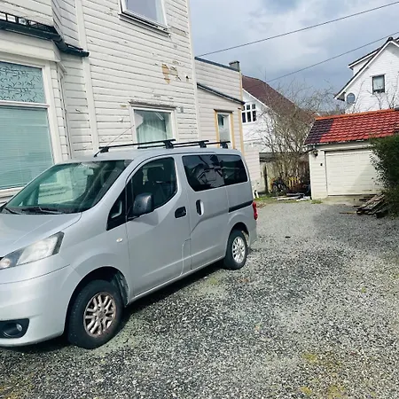 Three Bedrooms With Free Parking Apartment *