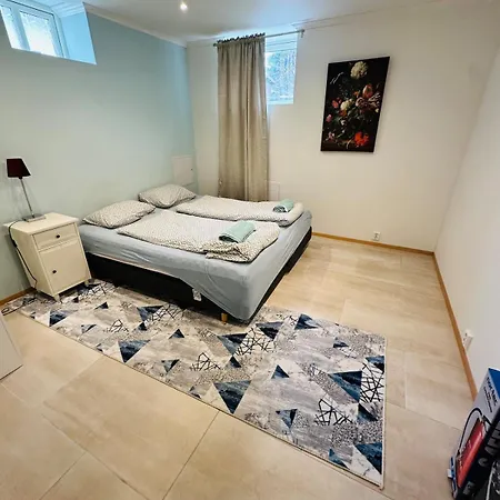 Three Bedrooms With Free Parking Apartment *