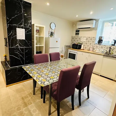 Apartment Three Bedrooms With Free Parking
