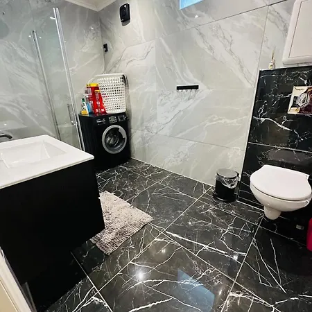 Apartment Three Bedrooms With Free Parking *