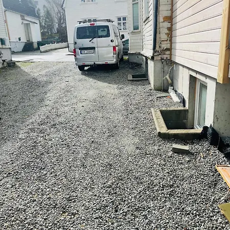 Three Bedrooms With Free Parking